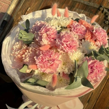 Сборный букет из хризантем и диантусов 