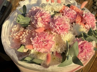 Сборный букет из хризантем и диантусов «Сладкий зефир»