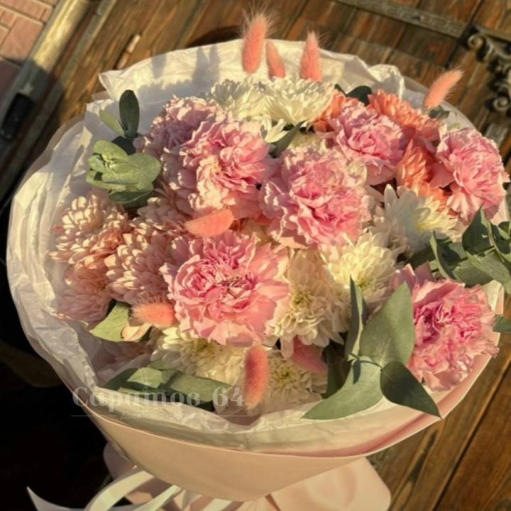 Сборный букет из хризантем и диантусов 