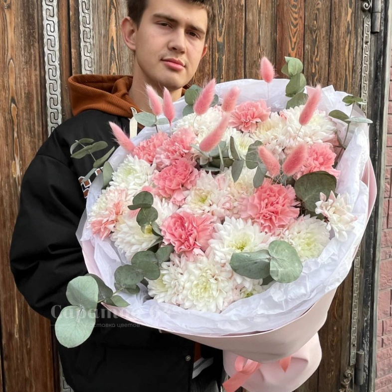 Сборный букет из хризантем и диантусов 