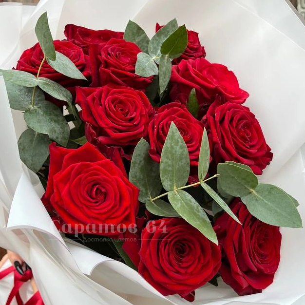 Букет 11 красных роз с эвкалиптом