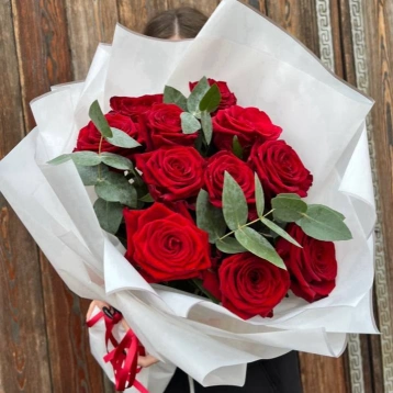 Букет 11 красных роз с эвкалиптом