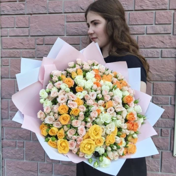 Букет 101 кустовая роза «Солнечный микс»