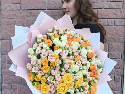 Букет 101 кустовая роза «Солнечный микс»