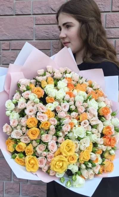 Букет 101 кустовая роза «Солнечный микс»