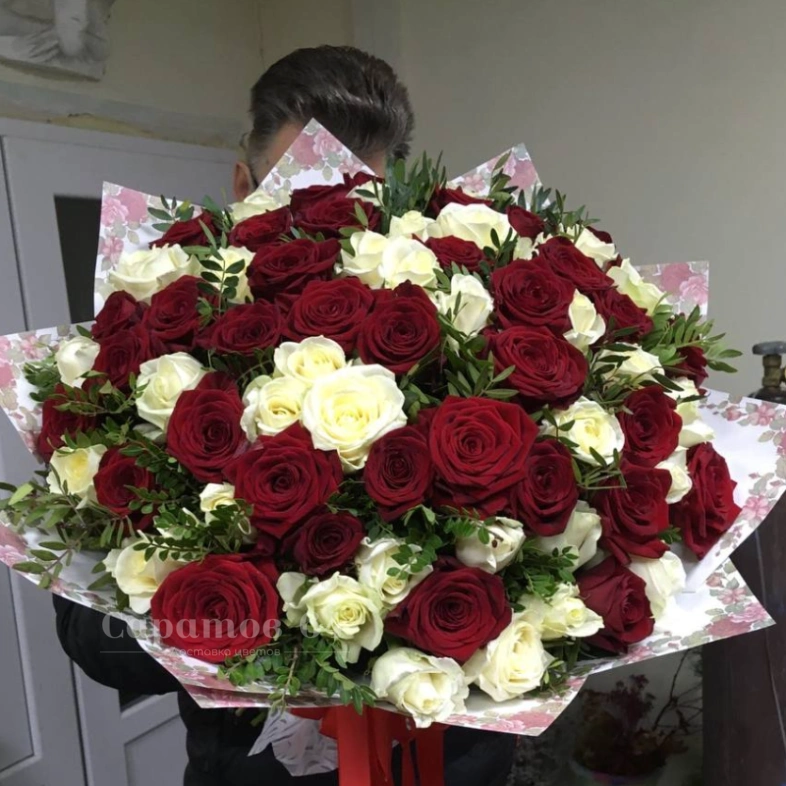 Букет из 101 розы &laquo;Красное и Белое&raquo;