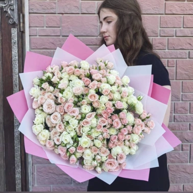 Букет из 101 кустовой розы «Нежный микс»
