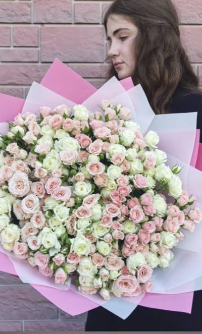 Букет из 101 кустовой розы «Нежный микс»