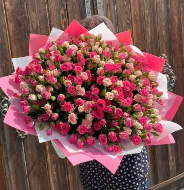 Букет 101 кустовая роза «Сочный микс»