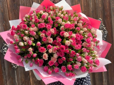 Букет 101 кустовая роза «Сочный микс»