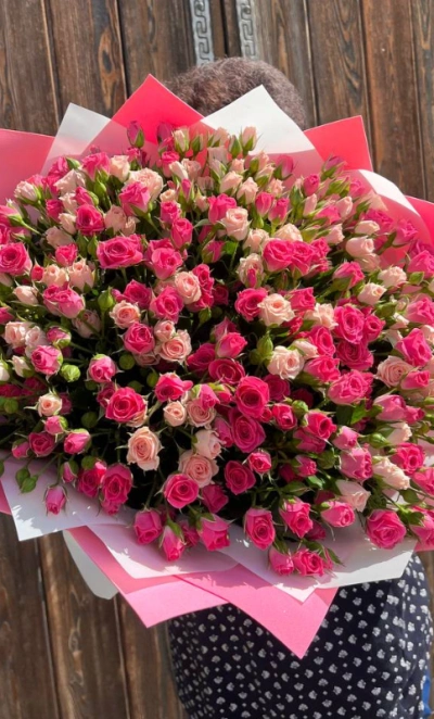 Букет 101 кустовая роза «Сочный микс»