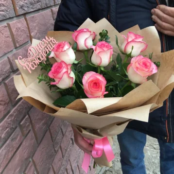 Букет 7 роз в крафте «привет»