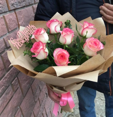 Букет 7 роз в крафте «привет»