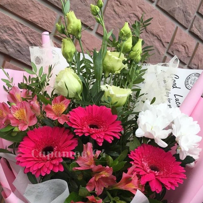 Букет с герберами &laquo;ягоды на снегу&raquo;