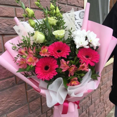 Букет с герберами «ягоды на снегу»