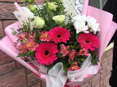 Букет с герберами «ягоды на снегу»