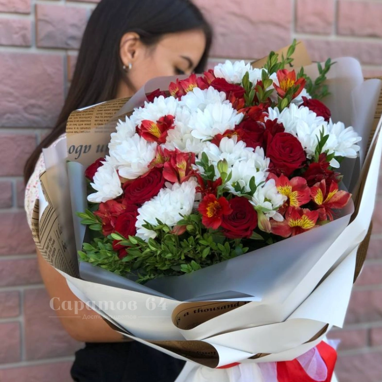 Букет с ромашковой хризантемой и розами &laquo;Яркая зима&raquo; 