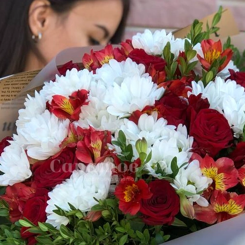 Букет с ромашковой хризантемой и розами &laquo;Яркая зима&raquo; 