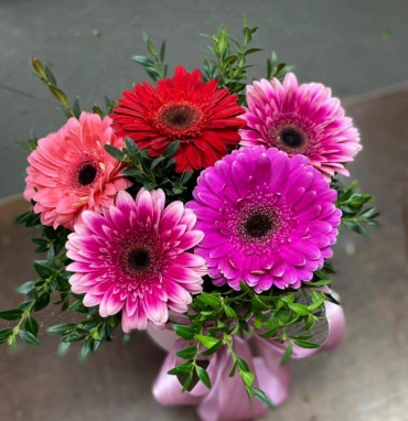 Цветочная композиция в шляпной коробке «Герберовое настроение»