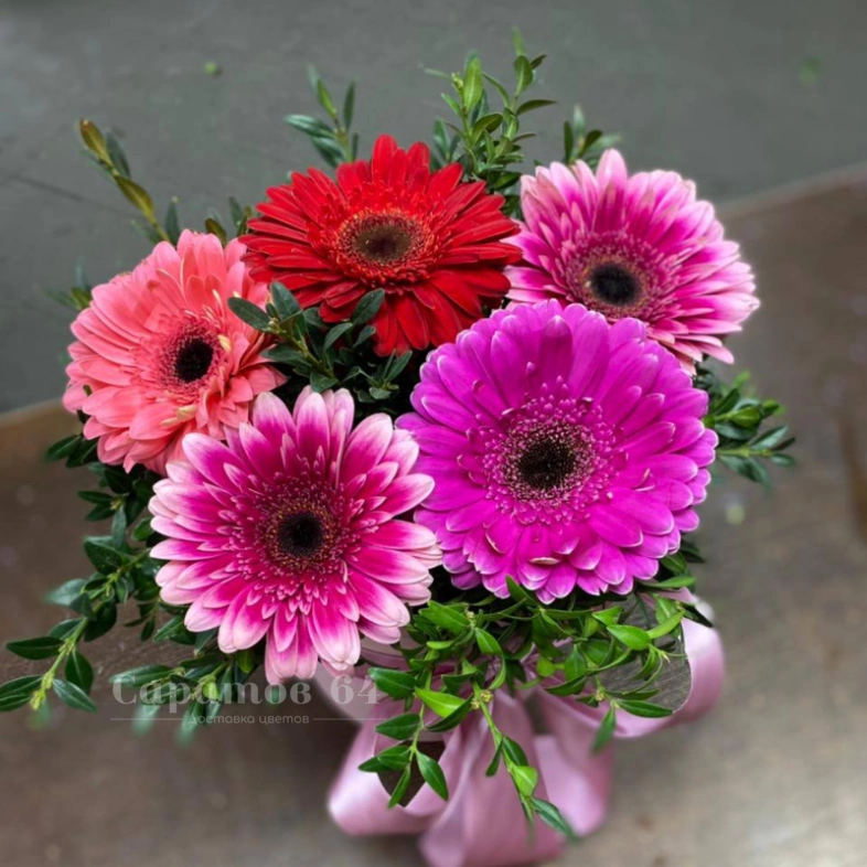 Цветочная композиция в шляпной коробке &laquo;Герберовое настроение&raquo;