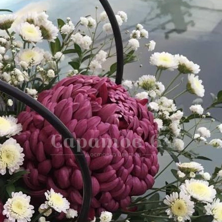 Цветочная композиция в сумочке &laquo;пурпурная радость&raquo;