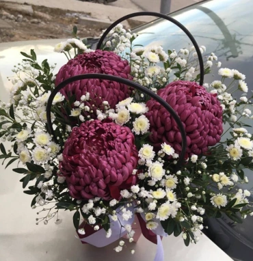 Цветочная композиция в сумочке «пурпурная радость»