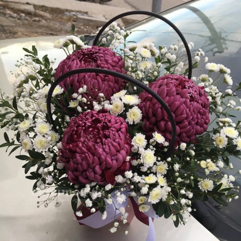 Цветочная композиция в сумочке &laquo;пурпурная радость&raquo;