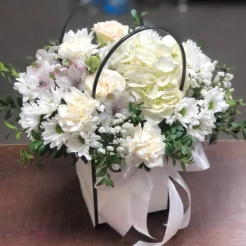 Цветы в сумочке «снегопад»