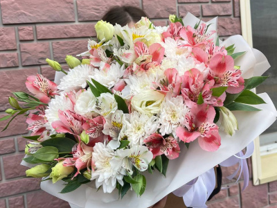 Цветочная композиция в коробке «Трапеция розово-белая»