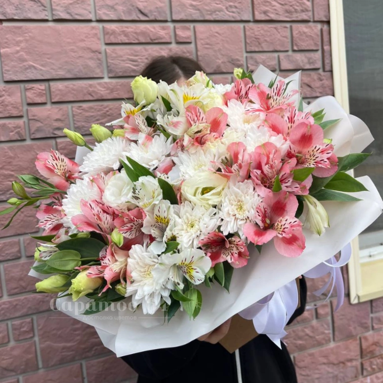 Цветочная композиция в коробке &laquo;Трапеция розово-белая&raquo;