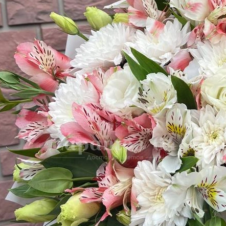 Цветочная композиция в коробке &laquo;Трапеция розово-белая&raquo;