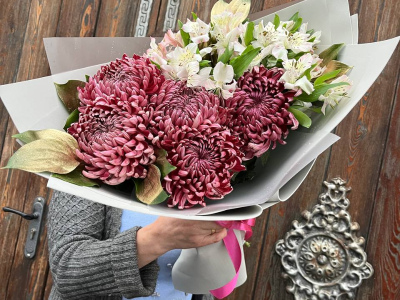 Букет с хризантами и альстромерией «Золотые бигуди»