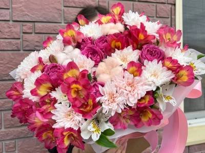 Композиция в коробке «трапеция с пионовидными розами»