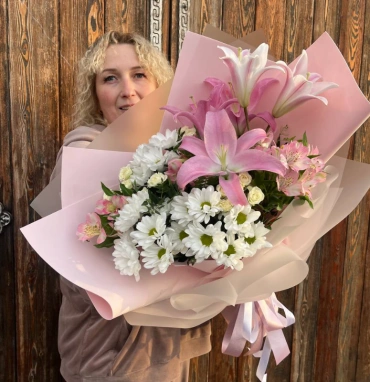 Букет с лилиями «пёрышко»