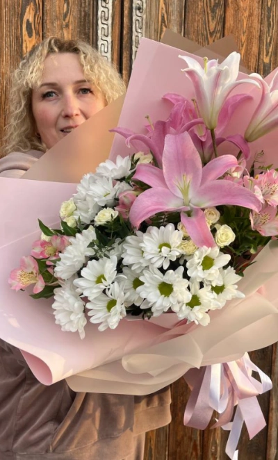 Букет с лилиями «пёрышко»