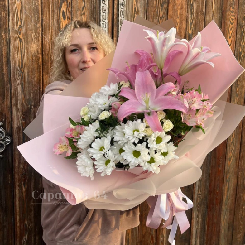 Букет с лилиями &laquo;пёрышко&raquo;