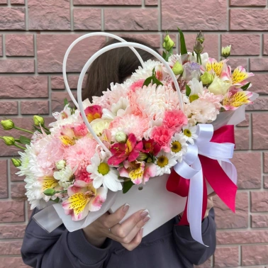 Цветочная композиция в сумочке «розовые розы»