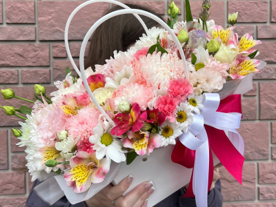 Цветочная композиция в сумочке «розовые розы»