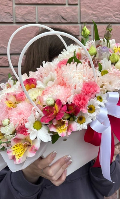 Цветочная композиция в сумочке «розовые розы»