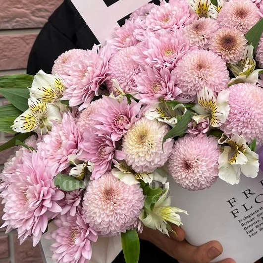 Композиция цветочная в сумочке &laquo; лавандовый чизкейк&raquo;