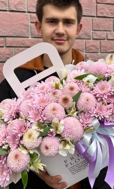 Композиция цветочная в сумочке « лавандовый чизкейк»