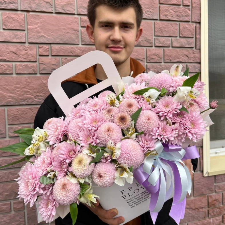 Композиция цветочная в сумочке &laquo; лавандовый чизкейк&raquo;