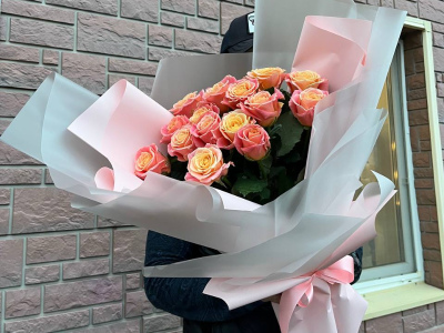 Букет из 15-ти роз «Персиковый рассвет»