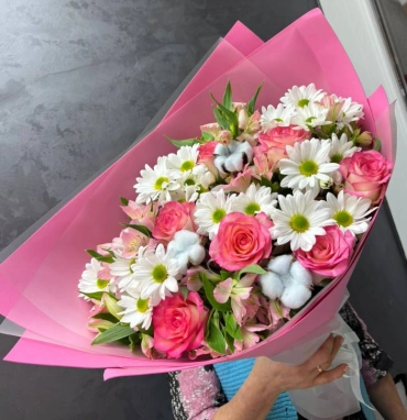 Букет с альстромериями и розами «ароматы лета»
