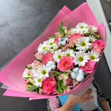 Букет с альстромериями и розами «ароматы лета»