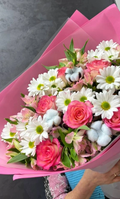 Букет с альстромериями и розами «ароматы лета»