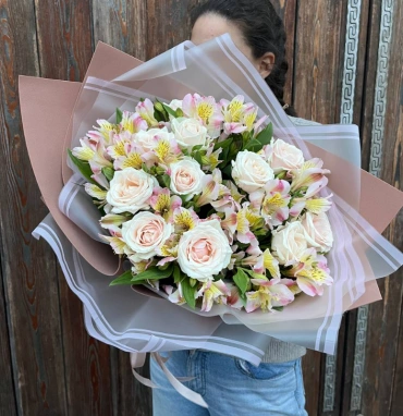 Букет с розами и альстромериями «Весенний вальс»