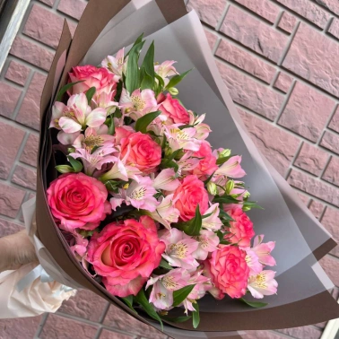 Букет из роз и альстромерий «Розовый закат»