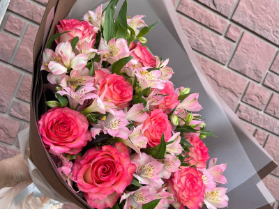 Букет из роз и альстромерий «Розовый закат»