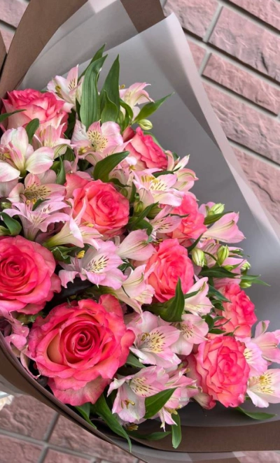 Букет из роз и альстромерий «Розовый закат»